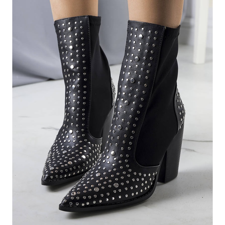 PA1 Orazi szegecsekkel díszített fekete csizma 1