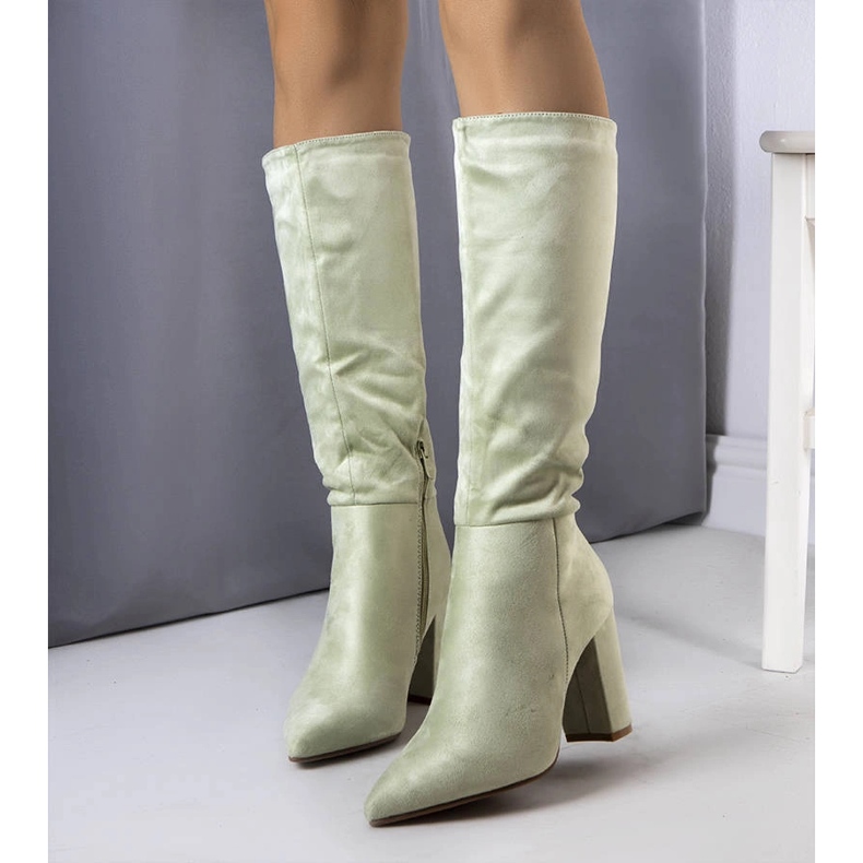 Zöld, szigetelt csizma a Narcis oszlopon 1