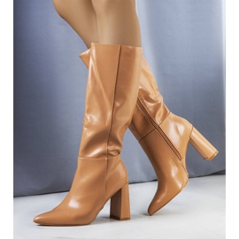 Bézs csizma az Adair postán 1