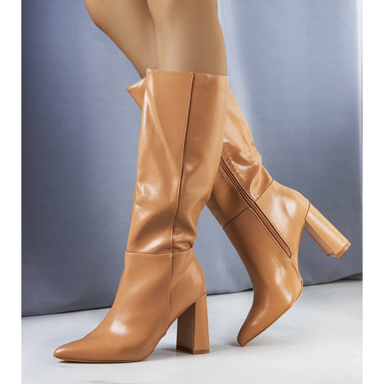 Bézs csizma az Adair postán 1 Bézs csizma az Adair postán 1