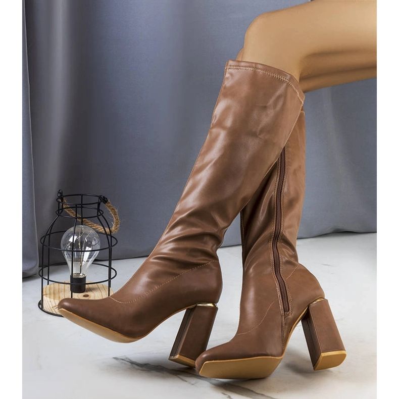 Barna csizma a Sarabi poszton 1