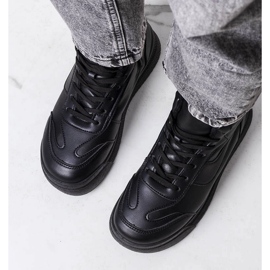 Fekete szigetelt tornacipő a Kortitól 1