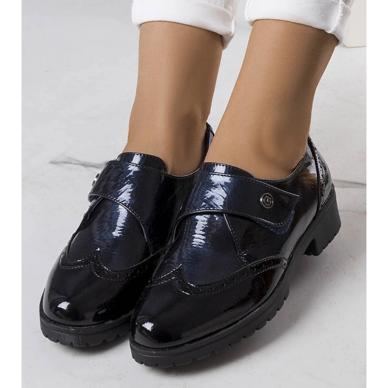 Sötétkék lakkozott cipő a Bateli márkától fekete 1