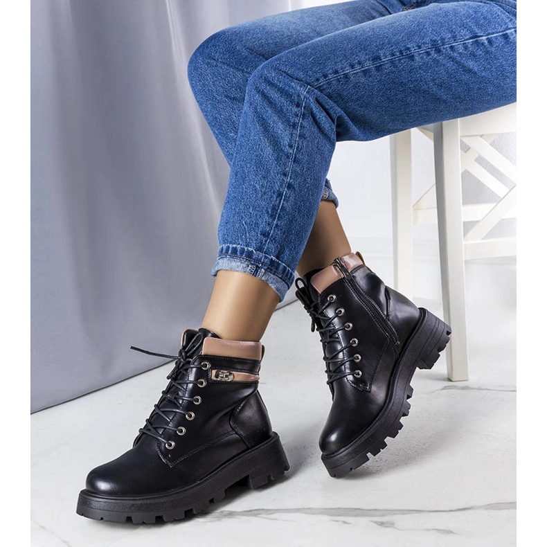 Fekete szigetelt csizma az Artoistól bézs 1