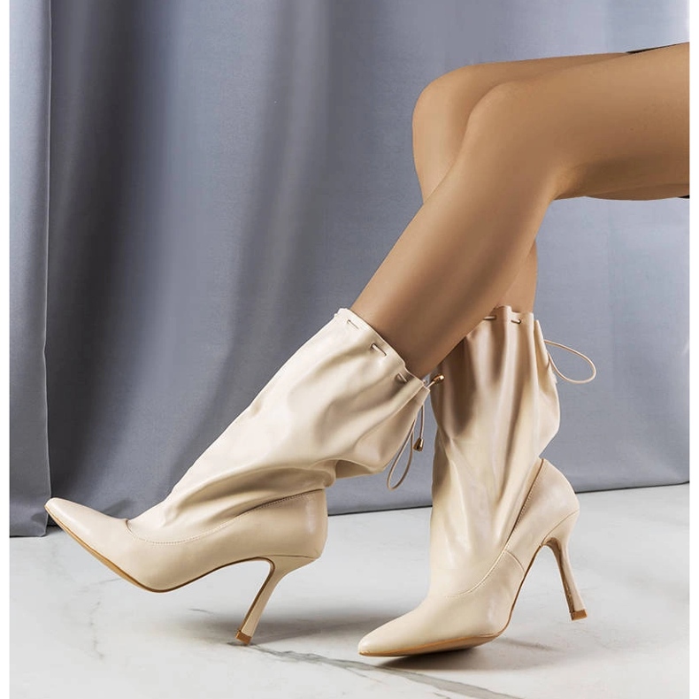 Az Annalise bézs színű magas sarkú csizmája 1