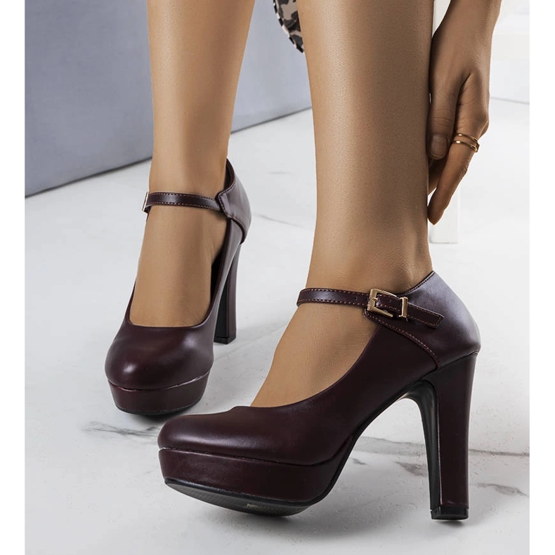Bordó magas sarkú pumpák a Bryce márkától barna 1