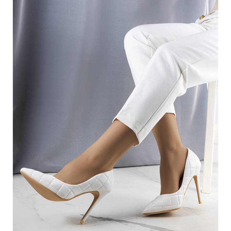 Fehér steppelt magas sarkú cipő 1