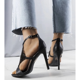 Fekete elegáns magassarkú szandál a Caleb márkától 1