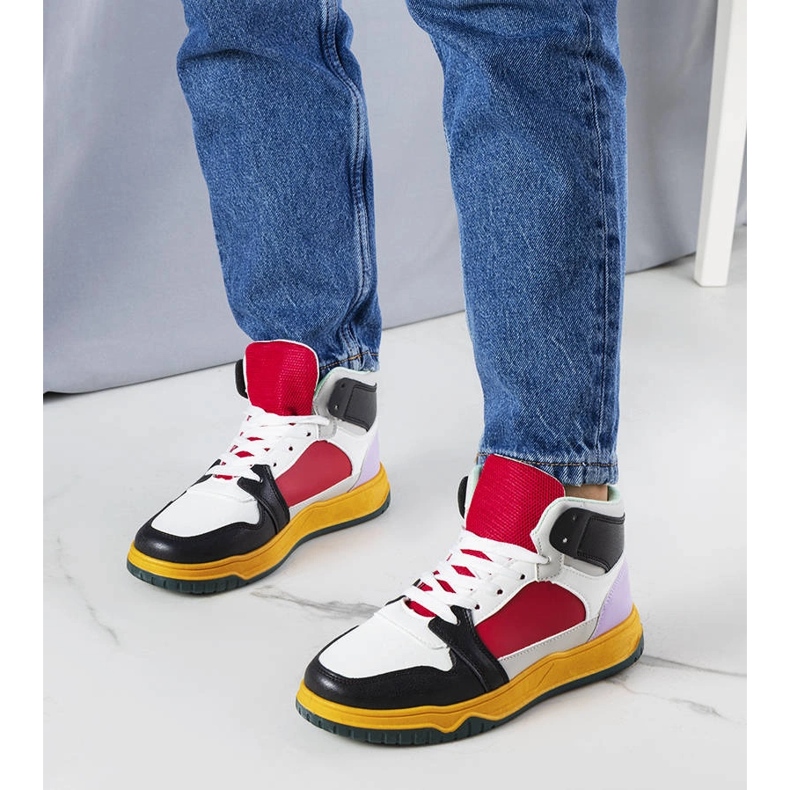 Fekete-piros magas felső tornacipő Elizabethtől fehér 1 Fekete-piros magas felső tornacipő Elizabethtől fehér 1