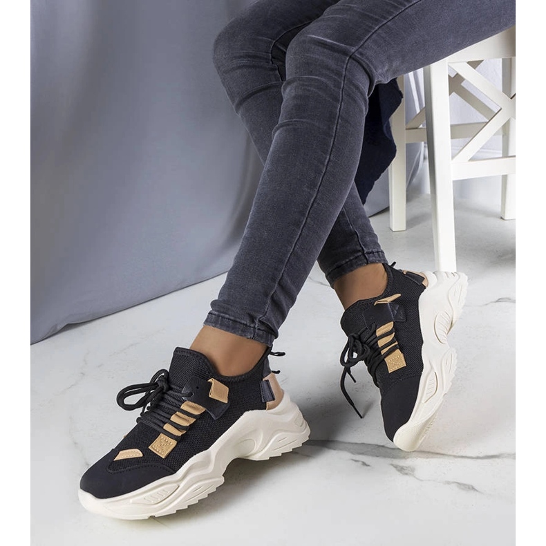 Fekete sportcipő a Sheryltől 1