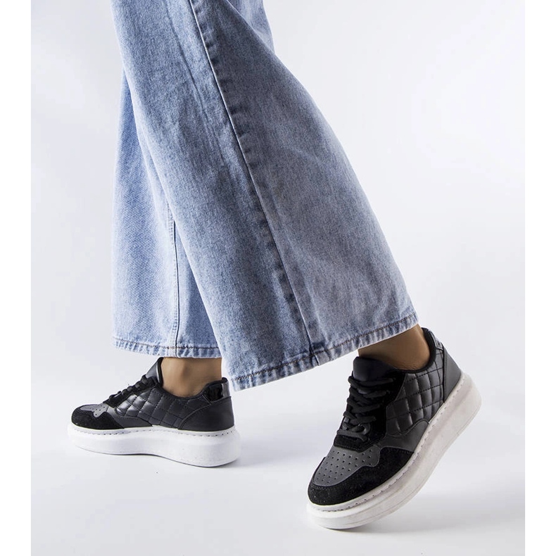 Fekete női tornacipő a Latoya márkától 1 Fekete női tornacipő a Latoya márkától 1