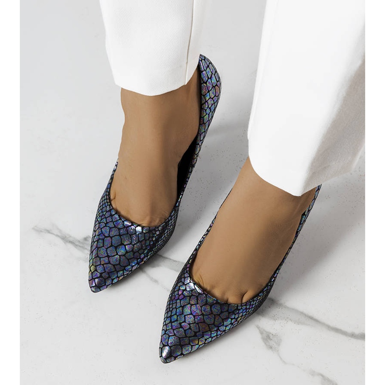 Sötétkék lakkozott pumpák az Estelle-től 1