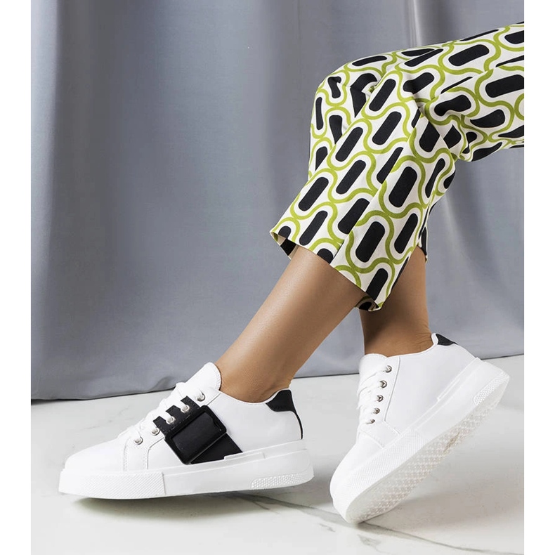 Fekete Erin csattal díszített fehér tornacipő 1