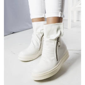 PA1 A márka fehér ékes csizmája Monique 1