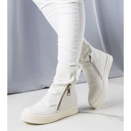 PA1 A márka fehér ékes csizmája Monique 2