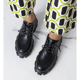 Fekete cipő masszív talppal a Lynn cégtől 1