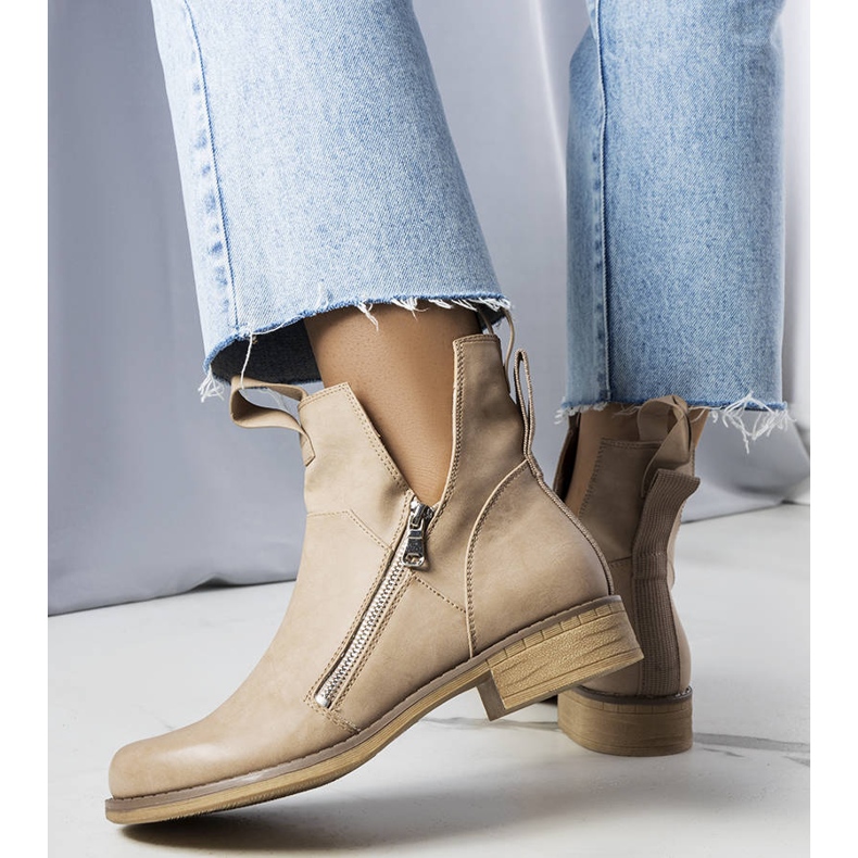 Bézs csizma kivágásokkal Pat 1 Bézs csizma kivágásokkal Pat 1