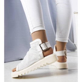 PA1 Fehér áttört szandál a Beulah márkától 1