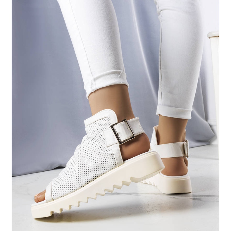 PA1 Fehér áttört szandál a Beulah márkától 1