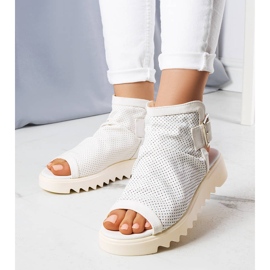 PA1 Fehér áttört szandál a Beulah márkától 2