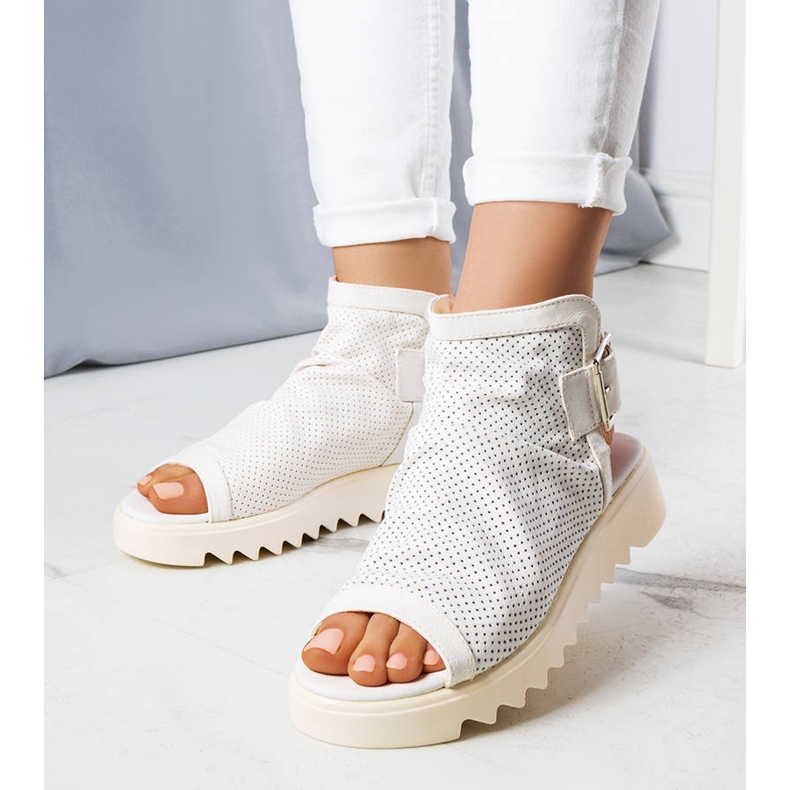 PA1 Fehér áttört szandál a Beulah márkától 2