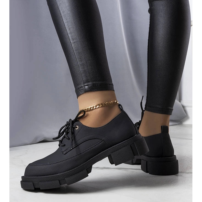 Fekete cipő masszív talppal a Kay-től 1