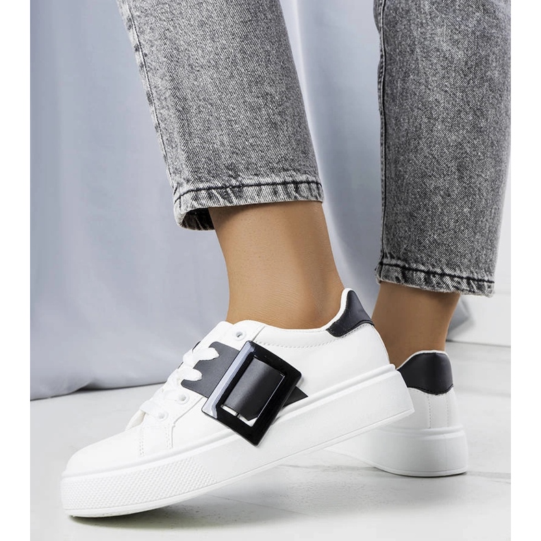 Fekete Toni csattal díszített fehér tornacipő 1