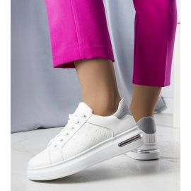 A Tasha fehér, magas talpú tornacipői 1