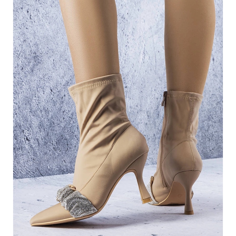 Caisse strasszokkal díszített bézs csizma 1