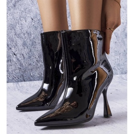 Mariette fekete lakkozott magas sarkú csizma 1