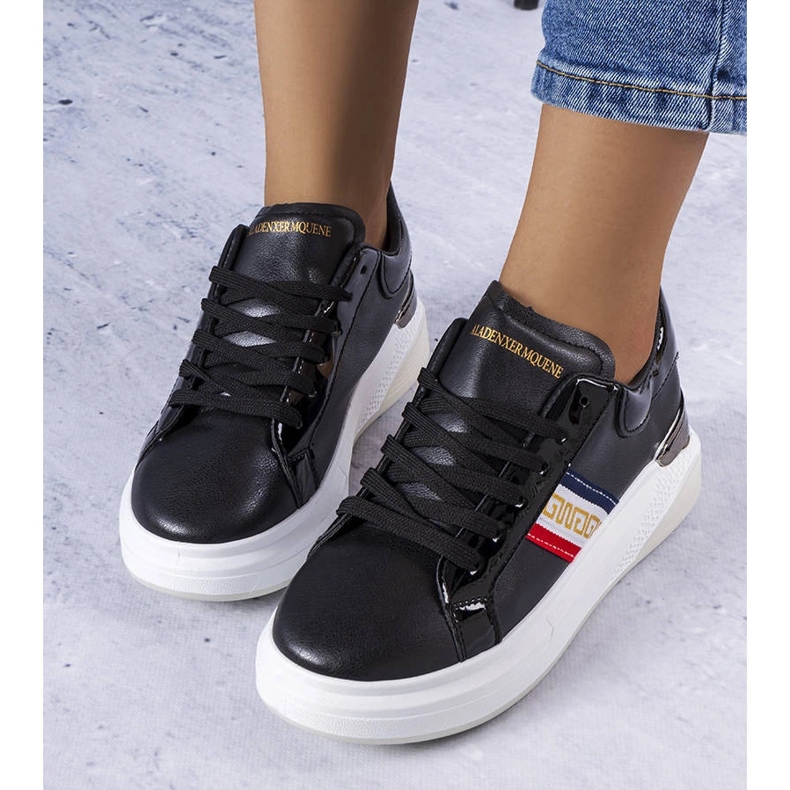 Fekete cipő lakkbetétekkel az Annot-tól 1