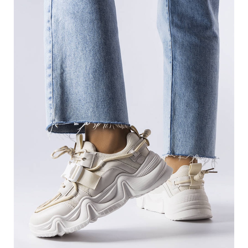 Bézs színű, látványos tornacipő a Desforges-tól 1 Bézs színű, látványos tornacipő a Desforges-tól 1