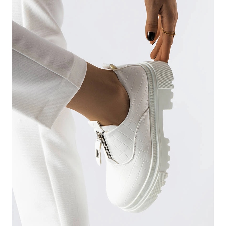 Travers dombornyomással díszített fehér brogues 1 Travers dombornyomással díszített fehér brogues 1