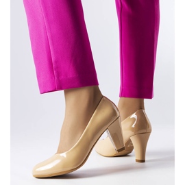 BM Bézs lakkbőr pumpák a Burkett-től 1