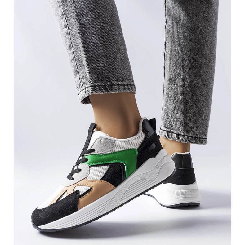 Vegyes anyagokból készült fekete tornacipő a Rieltől fehér 1