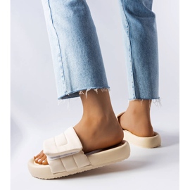 BM Bézs színű, tépőzáras papucs az Alerontól 1