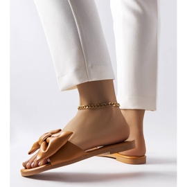 Barna elegáns szandál masnival a Garniertől 1