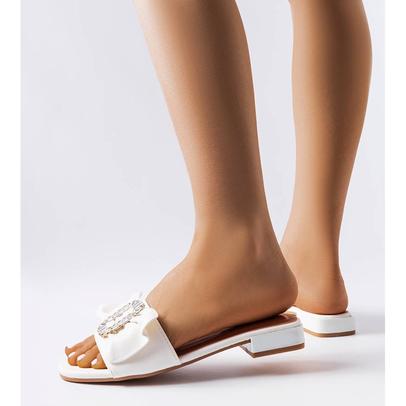 Fehér elegáns papucs strasszokkal a Fifi-től 1