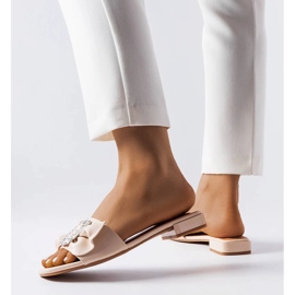 Elegáns bézs papucs strasszokkal a Fifi-től 1