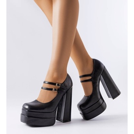 Fekete magassarkú pumpák a Chouinard-tól 1