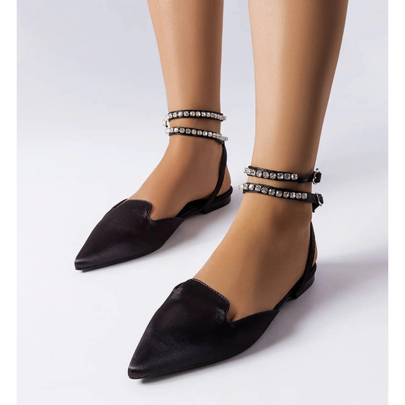 Fekete szandál szatén bevonattal a Hewes-től 1