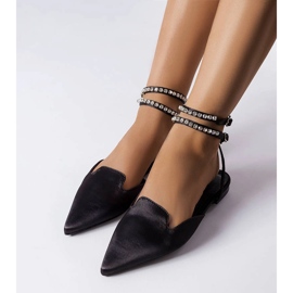 Fekete szandál szatén bevonattal a Hewes-től 2