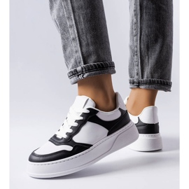 Fekete-fehér csizma vastagabb talppal a Barontól 1