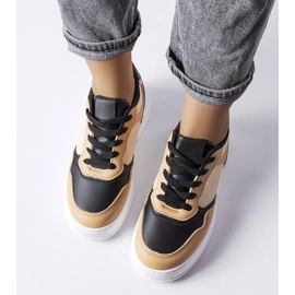 Fekete és bézs színű csizma vastagabb talppal a Barontól 1