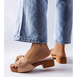 Bézs színű alacsony sarkú csúszdák a Rocheforttól 1