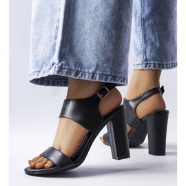 Rachelle fekete tűsarkú szandálja 1