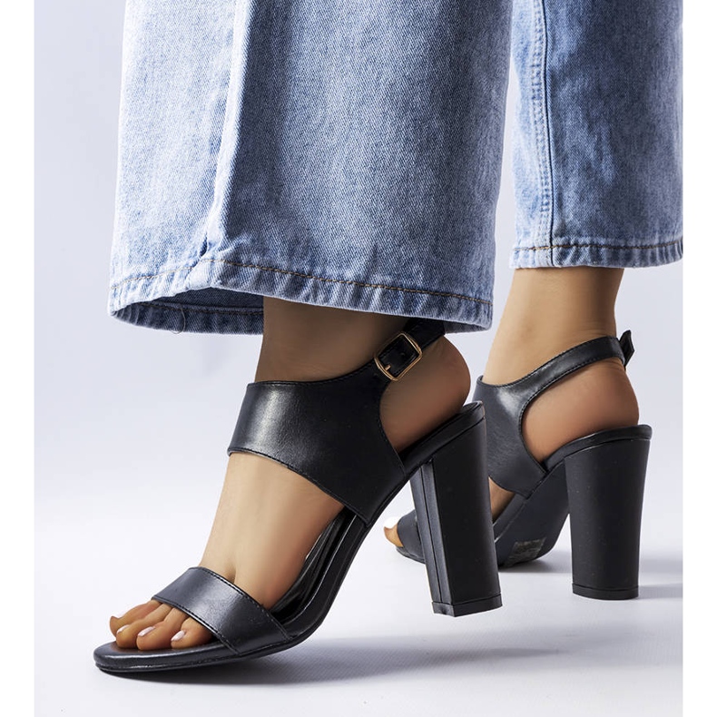 Rachelle fekete tűsarkú szandálja 1