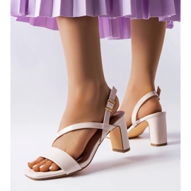 Beaulac lakkbőr szandál bézs színben 1