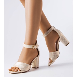 Arany szandál a poszton aranysárga 1 Arany szandál a poszton aranysárga 1