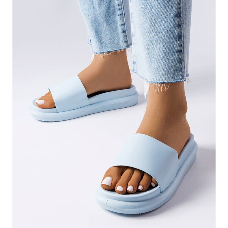 BM Pakett kék papucs az emelvényen 1